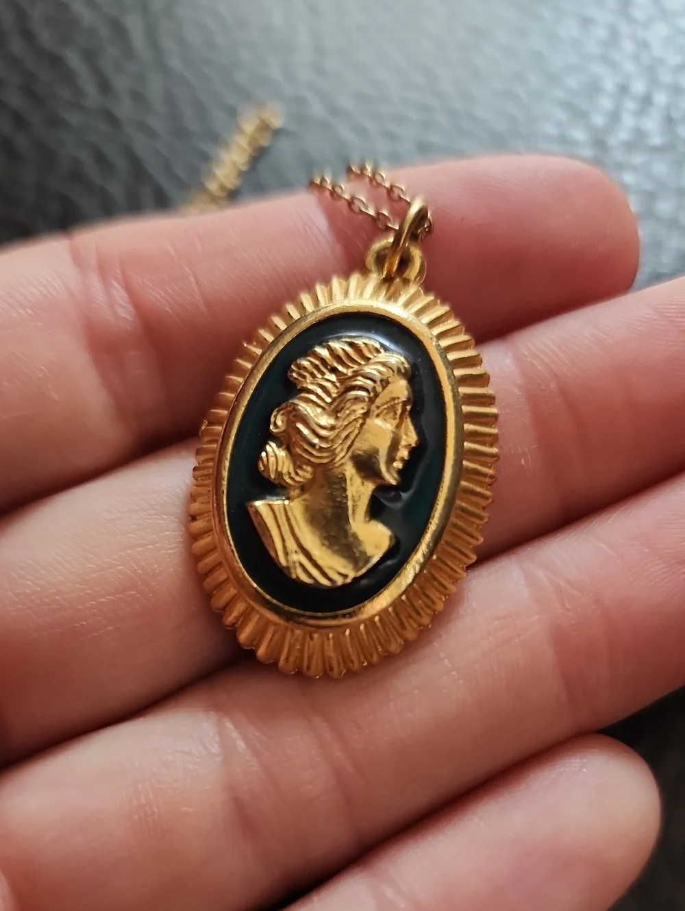 VTG Gold Cameo Pendant Necklace with Green Enamel Accent